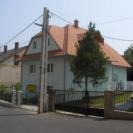 Zsanett Apartamento